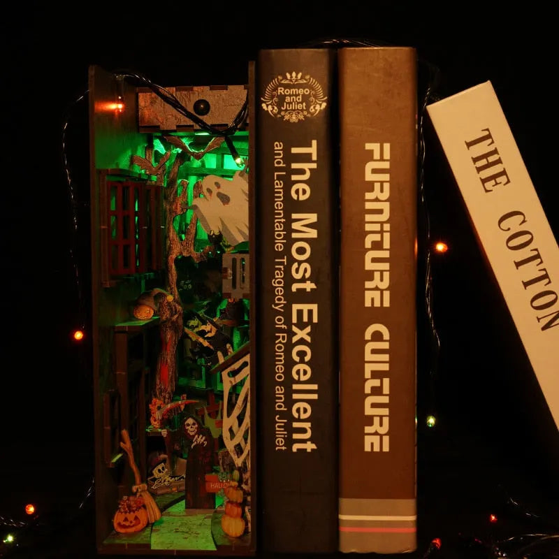 Halloween Alley book nook kit – detail view 5